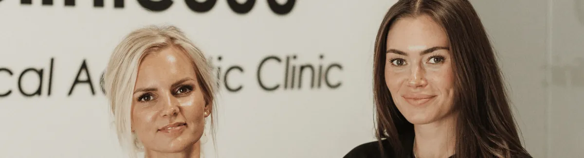 Mette og Ditte foran Clinic 360-skiltet